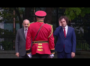 Официальная церемония встречи Пашиняна