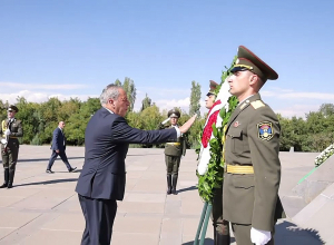 Կիպրոսի պաշտպանության նախարար Վասիլիս Պալմասն այցելել է Հայոց ցեղասպանության զոհերի հուշահամալիր