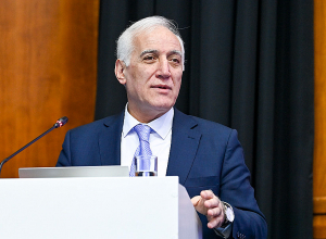 Ваагн Хачатурян подписал указы об освобождении Ваге Казаряна и Гнела Саносяна от занимаемых должностей