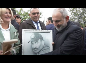 Пашиняну подарили его портрет: он коротко пообщался с жителями села Гетк