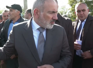 Премьер-министр совершил внеплановую остановку в Ахуряне