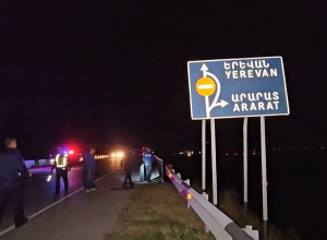 Չպարզված հանգամանքներում դուռը բացվել է, երեխաներից մեկն ընկել է, մյուս երեխան եւ ծնողներից մեկը փորձել են օգնել, սակայն նույնպես ընկել են