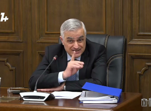 Если 3-я страна решит нашу проблему, я буду считать это предательством: Мгер Григорян