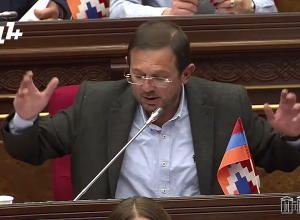 У Туманяна есть стихотворение про кукушку, она отдаёт птенцов под угрозой: Манукян – Пашиняну