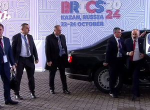 Пашинян прибыл для участия в круглом столе саммита БРИКС+