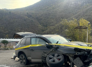 «Porsche» մակնիշի ավտոմեքենան (վարորդ՝ Տ. Մ., ծնված 1973 թ.) դուրս է եկել ճանապարհի երթևեկելի հատվածից և բախվել եզրաքարերին