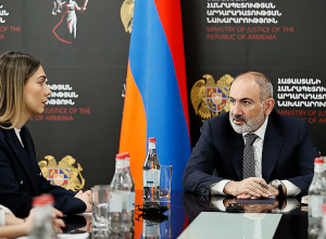 Премьер-министр представил аппарату министерства юстиции новоназначенного министра Србуи Галян