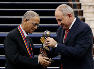 Վարչապետ Փաշինյանը ՏՏ ոլորտում համաշխարհային ներդրման համար ՀՀ պետական մրցանակը հանձնել է Նարայանա Մուրթիին