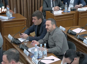 Вы назначили себе вознаграждение в 2,5 миллиона долларов и сохранили это в секрете, вы изменили закон: Педро Зарокян