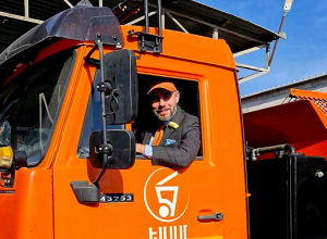 Հայաստանում Չեխիայի դեսպան Պետր Պիրունչիկը՝ ռուսական «ԿամԱԶ» աղբատարի ղեկին