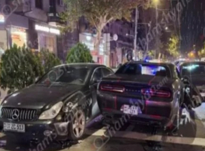 Երևանի կենտրոնում. բախվել են «Dodge»-ը, «Mercedes»-ը, «Mazda»-ն և «Opel»-ը. վարորդներից մեկի վարորդական վկայականը եղել է կասեցված