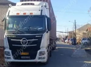 Իրանական բեռնատարը Ոստան գյուղում կոտրել է գազախողովակներն ու սյուները. վնասվել է «Toyota»-ն