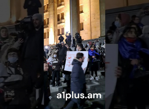 Բռնի ուժի կիրառումը Թբիլիսիում փողոց է դուրս բերել հարյուրավոր քաղաքացիների