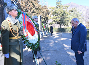 Փաշինյանը Վանաձորում հարգանքի տուրք է մատուցել երկրաշարժի զոհերի հիշատակին