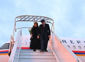 Վարչապետը տիկնոջ հետ ժամանել է Փարիզ