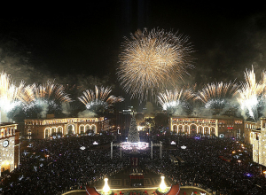 Վառվեցին գլխավոր տոնածառի լույսերը