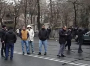 Անհետ կորած զինծառայողների հարազատները փակել են Բաղրամյան պողոտան (ուղիղ)