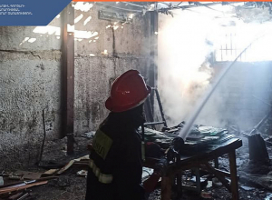 Վանաձոր քաղաքի Գործարանային փողոցում այրվում է շինություն