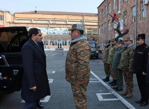 Сурен Папикян посетил центральный сборный пункт Минобороны