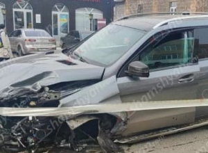 Գյումրիում բախվել են շտապօգնության ավտոմեքենան ու Mercedes-ը․ տուժածների թվում է բուժառուն