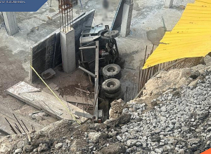 Բեռնատարն ընկել է շինարարական փոսը․ կա տուժած