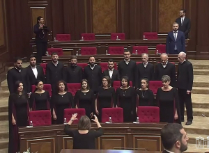 Прозвучал государственный гимн, депутаты минутой молчания почтили память Мгера Саакяна