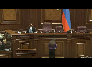 Анна Мкртчян вывесила на трибуне президиума НС карту Арцаха