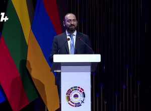 Мы предлагаем Баку открыть границу, запустить железную дорогу: Мирзоян