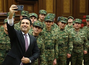 Ալեն Սիմոնյանն ընդունել է ժամկետային զինծառայողների