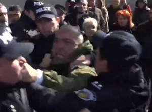 Есть задержанные напротив Правительства