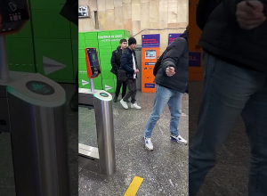 Около 600 горожан воспользовались метро бесплатно по безлимитной карте на 1 месяц: карта была заблокирована