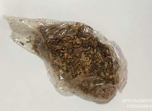 Դատարանից վերադարձված կալանավորված անձն անդրավարտիքում թաքցրել էր կասկածելի փաթեթ