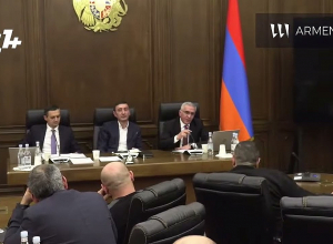 Вы не можете взять под свой контроль эти несчастные таможенные ворота, чтобы не входил левый товар, вы придерживаетесь малого