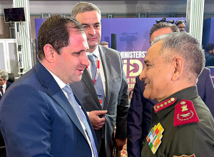 Սուրեն Պապիկյանը կարճատև զրույց է ունեցել Հնդկաստանի ԶՈՒ գլխավոր շտաբի պետի հետ