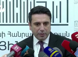 Կարելի էր մնալ ու պայքարել մինչև վերջ, բայց դուք դուրս եկաք․ Սիմոնյանը՝ արցախցի լրագրողին