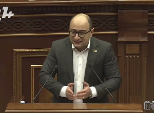 Напишите друг другу добрые пожелания в День святого Валентина или напишите Деду Морозу в Новый год, хотя поздно: Мамиджанян