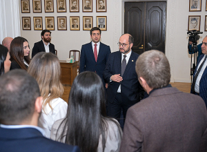 Արայիկ Հարությունյանն ընդունել է Կառավարության շենք ճանաչողական այցի մասնակիցներին