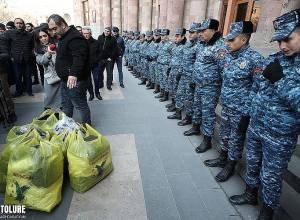 Բողոքող առևտրականները տոպրակներով շորեր են բերել կառավարության մոտ․ ակցիան՝ ֆոտոշարքով