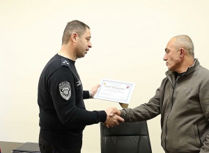 Глава патрульной службы вручил благодарственное письмо водителю, продемонстрировавшему хорошее поведение