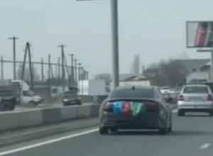 Водитель автомобиля с азербайджанским флагом и транспортное средство доставлены в полицию: МВД