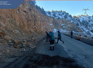 Камнепад в начале шоссе, ведущего в город Джермук