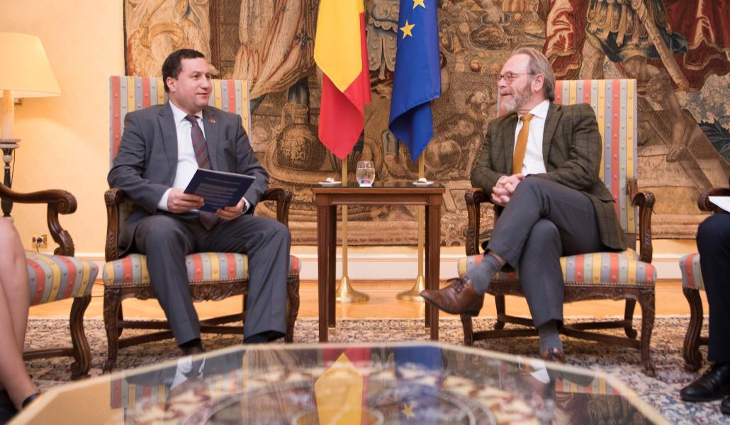 l-0x160wh-2048x1193z-0.3838