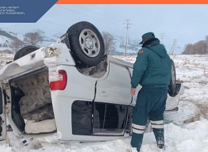 Փրկարարներն ուղղել են շրջված ավտոմեքենան և դուրս բերել դաշտից