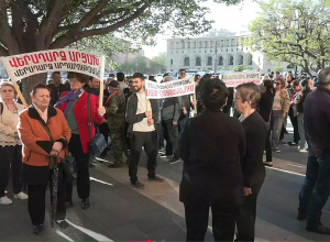 Արցախցիները կառավարության շենքի մոտ են. պահանջում են վերանայել ծրագրերը․ ՈՒՂԻՂ