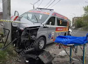 Շտապօգնության «Toyota»-ն «Գործարանային մետրո»-ի մոտ բախվել է երկաթե էլեկտրասյանը․ կա զոհ