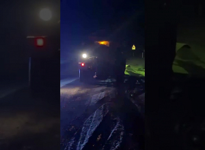 Սիսիանի «Զանգեր» կոչվող հատվածում ձյուն է տեղում։ Ճանապարհը մշակվում է աղ-ավազով