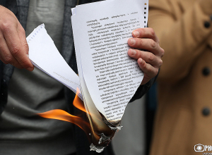 ԱԳՆ-ի մոտ արցախցիները վառեցին կառավարության ծրագիրը, որն անվանել էին «ստի թուղթ»