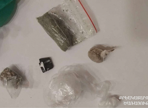 Կալանավորը խուզարկության ժամանակ դիմադրել է. հայտնաբերվել են թմրամիջոցների նմանվող զանգվածներ