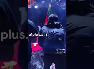 Հրապարակում այրեցին Թուրքիայի եւ Ադրբեջանի դրոշները