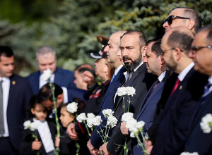 Միրզոյանը և ԱԳՆ ղեկավար կազմը ծաղիկներ խոնարհեցին անմար կրակի մոտ